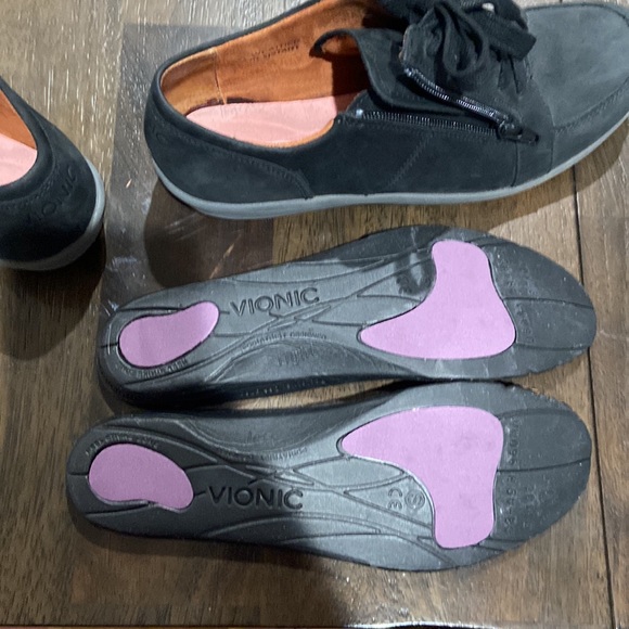 Vionic 7.5 Abigail women's  black tennis shoes with zippers weather resistant - Picture 12 of 13